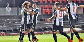 Todos corren a abrazar a Javier Rossi, el autor del golazo con el que Central Córdoba se metió en cuartos de final de la Copa Argentina\u002E
