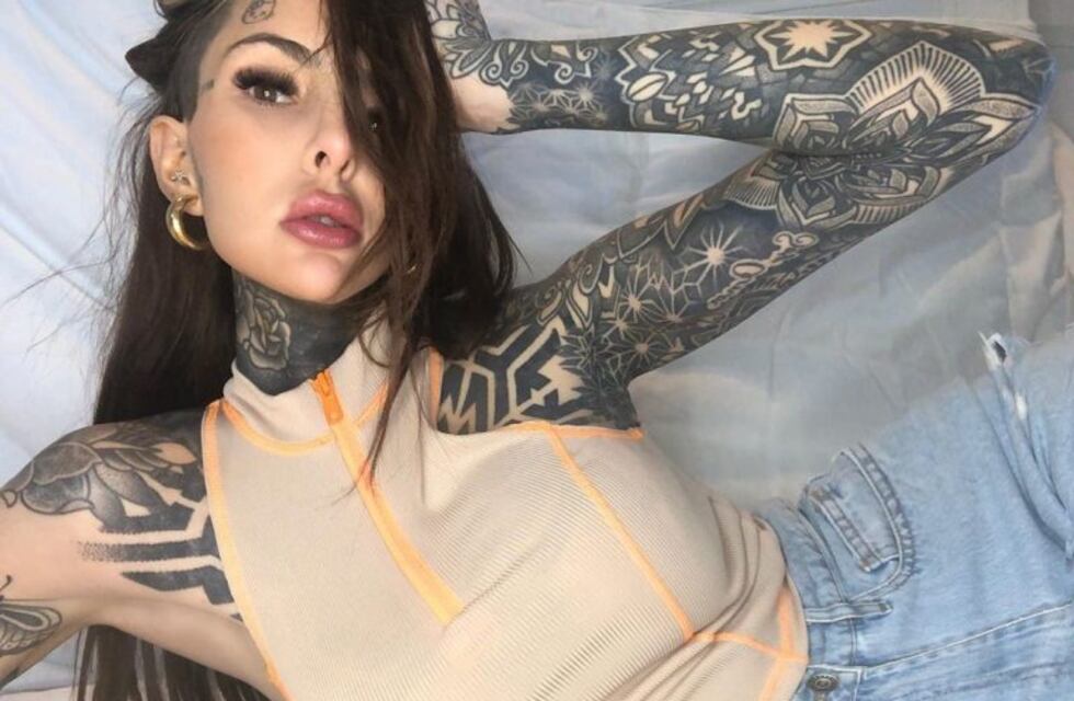 Candelaria Tinelli, arrodillada y con un látigo: "C recontra piko"