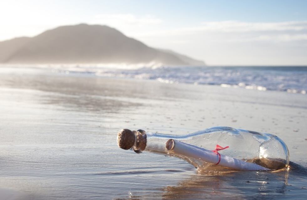 Encontraron un emotivo mensaje en una botella que viajó por el mar durante 16 años