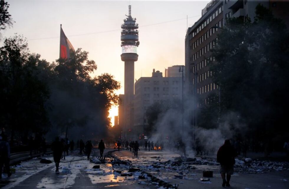 Chile: violentas protestas en Santiago por la suba del pasaje de subte