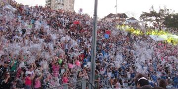 Anfiteatro lleno de estudiantes en el inicio de los festejos de Primavera en Posadas\u002E (Misiones Online)