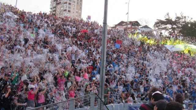Anfiteatro lleno de estudiantes en el inicio de los festejos de Primavera en Posadas\u002E (Misiones Online)