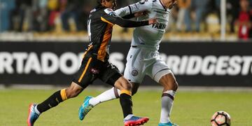 Roman Martinez of Argentina's Lanus, right, fights for the ball with Diego Wayar of Bolivia's The Strongest during a Copa Libertadores soccer match in La Paz, Bolivia, Thursday, June 6, 2017\u002E (AP Photo/Juan Karita)