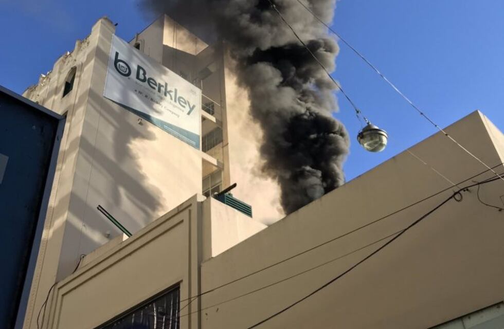 Temor en pleno microcentro por fuego en la terraza de una aseguradora