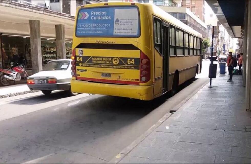 Un adolescente se colgó a la parte trasera de un colectivo, cayó y murió