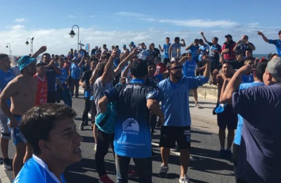 Hinchas de Estudiantes de Río Cuarto copan Mar del Plata
