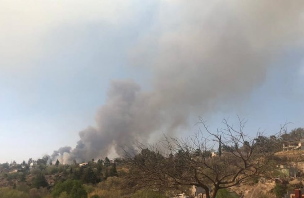 Bomberos combaten dos nuevos focos de incendio a cercanías de Carlos Paz