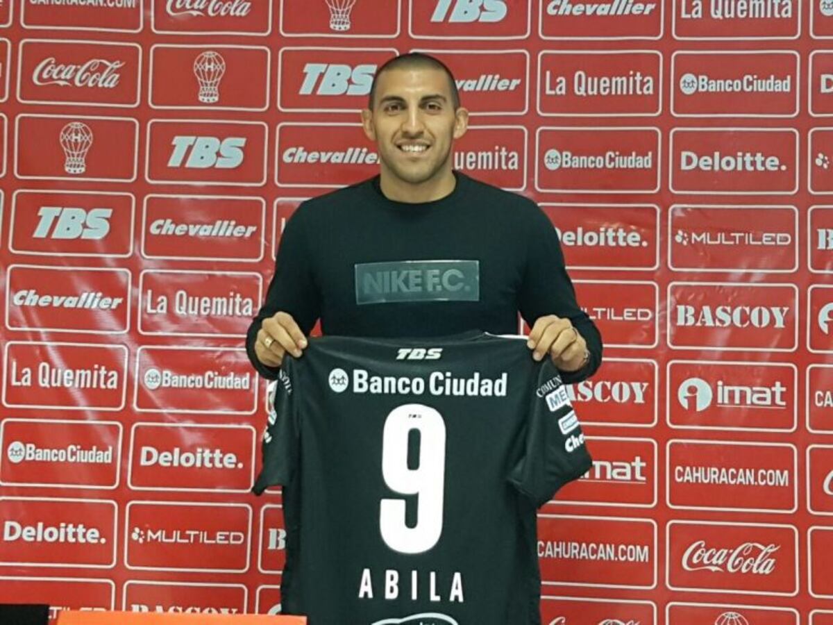 Mientras sueña jugar en Boca con Carlitos, el 9 se probó de nuevo la de Huracán\u002E