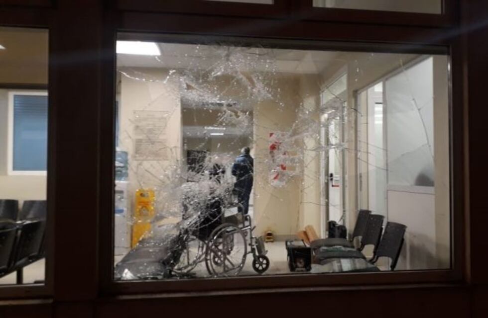 Insólito: hacha en mano, rompió instalaciones de Clínica en Ushuaia