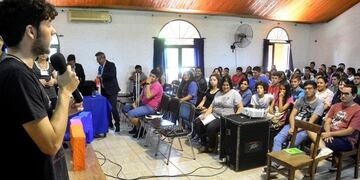 Más de 200 estudiantes y docentes secundarios participan del Parlamento Juvenil del Mercosur\u002E (Web)\u002E
