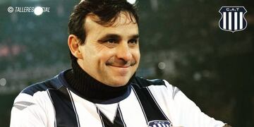 El delantero, otra vez apuntando y tirando, en un ping pong con doble sentido\u002E