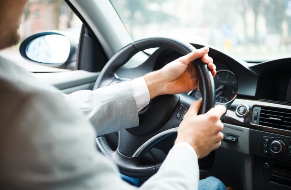Evitá conflictos al volante: ¿Está permitido manejar en ojotas o sandalias?