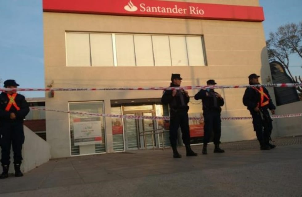 Ladrones con explosivos vuelan cajeros y huyen con clavos "miguelitos"