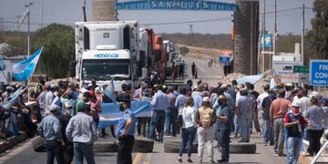 Productores autoconvocados cortaron la ruta 7 acceso a la provincia de San Luis\u002E