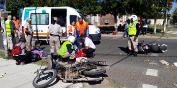 En el lugar quedaron esparcidos tres cascos y dos docenas de empanadas que llevaba el cadete\u002E