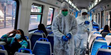 Desinfección en estación Constitución (RONALDO SCHEMIDT / AFP)