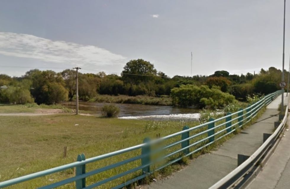 Dos jóvenes cayeron al río Suquía y debieron ser hospitalizados junto a dos rescatistas