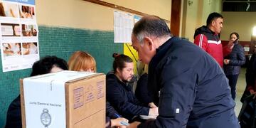 Votó Luis Juez\u002E (Foto: Leo Guevara)