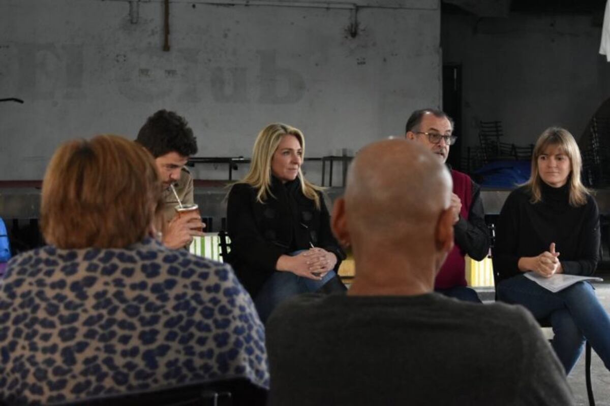 La concejala redobló la apuesta y publicó una encuesta en Twitter sobre el espinoso tema\u002E (@mariuschmuckok)