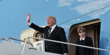 (FILES) This file photo taken on March 17, 2017 shows US President Donald Trump and son Barron stepping off Air Force One upon arrival at Palm Beach International Airport in West Palm Beach, Florida\u002E\r\nDonald Trump's youngest son Barron will attend a private school in Maryland after he and his mother move into the White House this summer, the first lady announced May 15, 2017\u002E\r\nThe announcement will likely save New York tens of thousands of dollars a day in police costs incurred by 11-year-old Barron and his mother Melania remaining in Manhattan while he finishes the semester at his current school\u002E\r\n / AFP PHOTO / MANDEL NGAN eeuu florida donald trump barron presidente de eeuu junto a su hijo en el avion presidencial