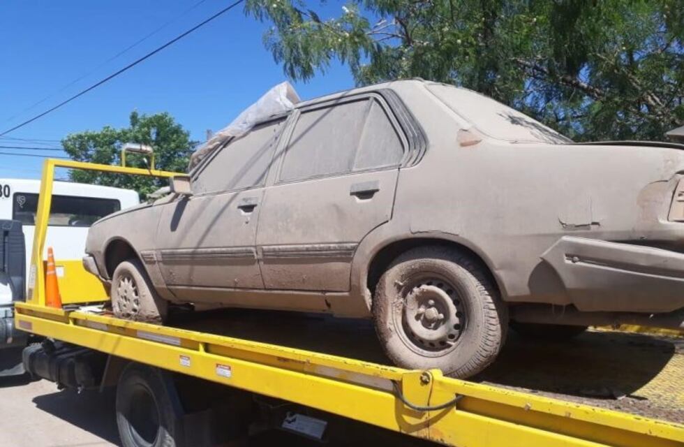 Retiran vehículos abandonados en la vía pública