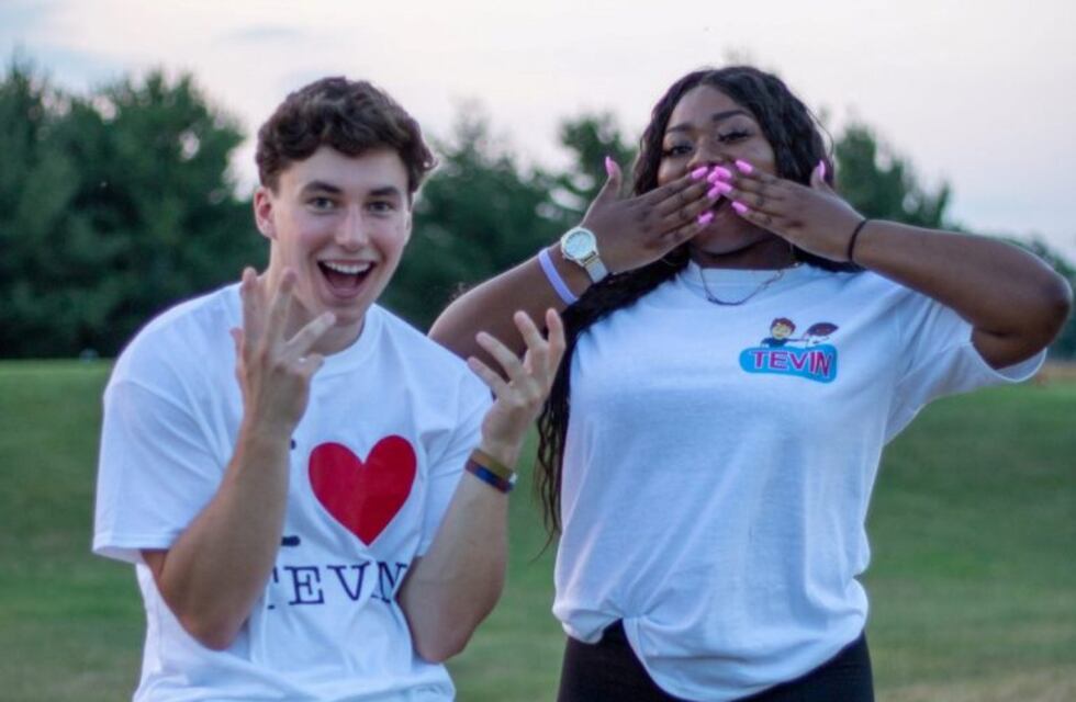 El famoso dúo de TikTok Devin y Tati se encuentran por primera vez en persona y arman un video