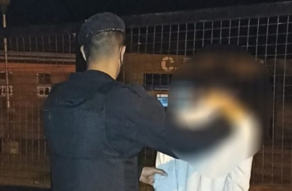 Un menor fue atrapado mientras causaba destrozos en una escuela