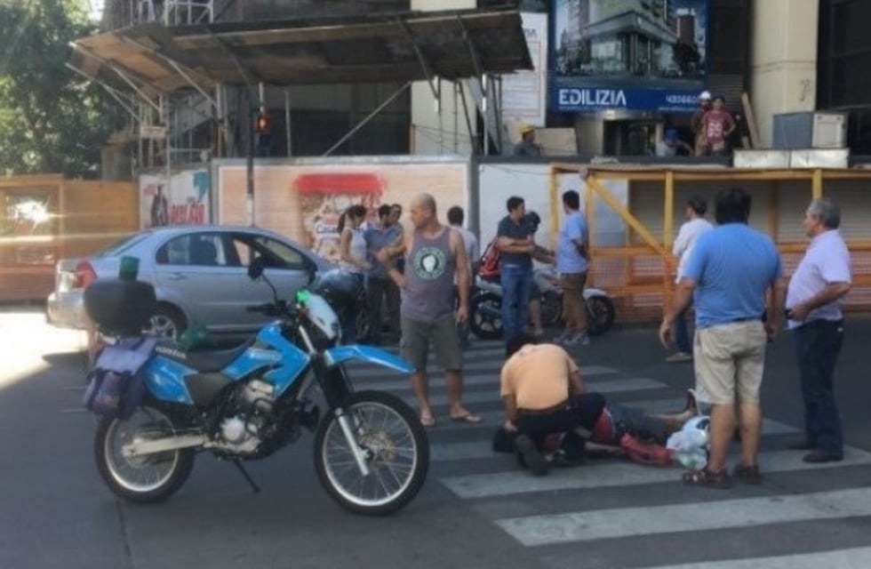 Choque múltiple en el centro con un motociclista herido