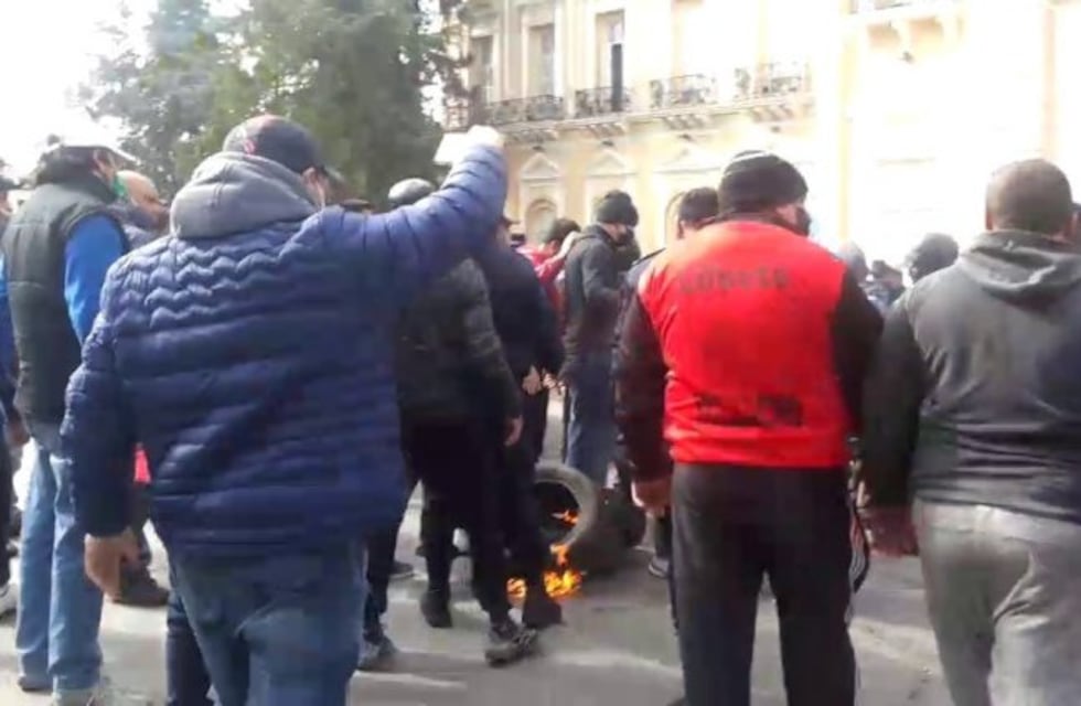 La violenta protesta de remiseros terminó con dos policías heridos y siete detenidos