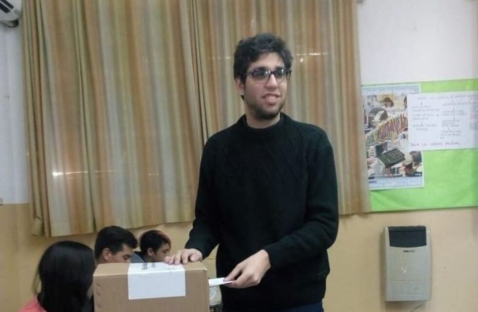 Elecciones en Carlos Paz: Matías Mowszet emitió su voto en la Escuela San Martín
