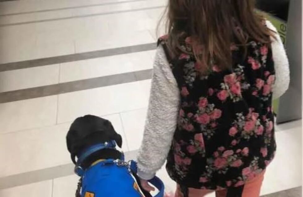 Echaron de un restaurante a una nena de ocho años por entrar con su perro de asistencia