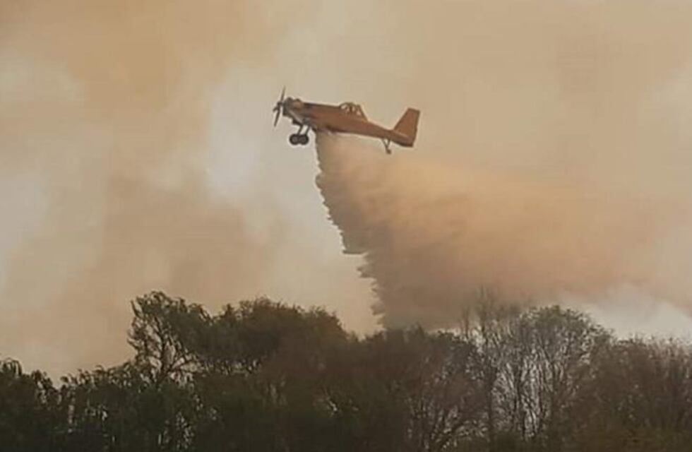 Contratan aviones y helicópteros privados para combatir el fuego en Córdoba
