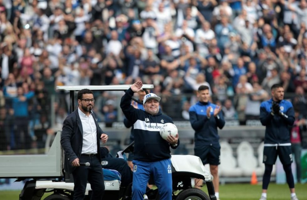 Diego Maradona se emocionó hasta las lágrimas en su presentación como nuevo técnico de Gimnasia y Esgrima La Plata