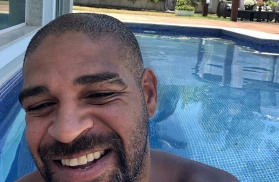 La insólita piscina en la que se fotografió un exfutbolista brasileño