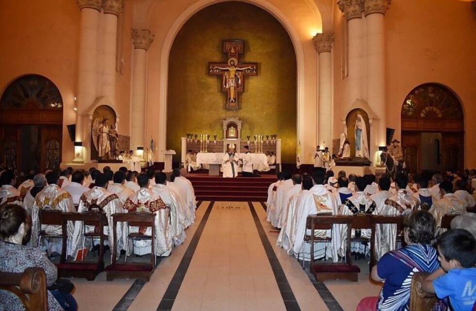 Una niña choca la mano del sacerdote que la está bendiciendo y su confusión se volvió viral