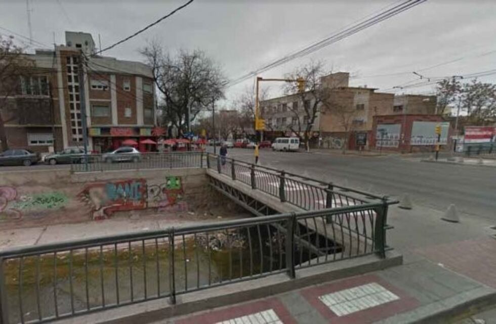 Cayó a un canal completamente borracho y se salvó