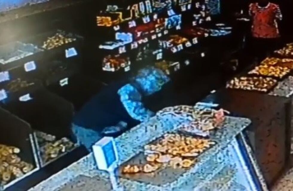 Un ladrón robó dos comercios con pocos minutos de diferencia y quedó filmado