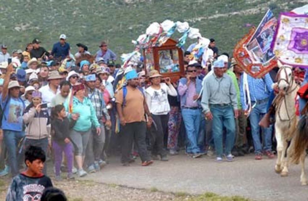 Tras 12 horas de peregrinación, el Niño de Gualco volvió a Angulos