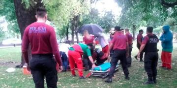 Cayó un rayo en Villa Lugano y hay dos personas internadas en grave estado\u002E (Web)