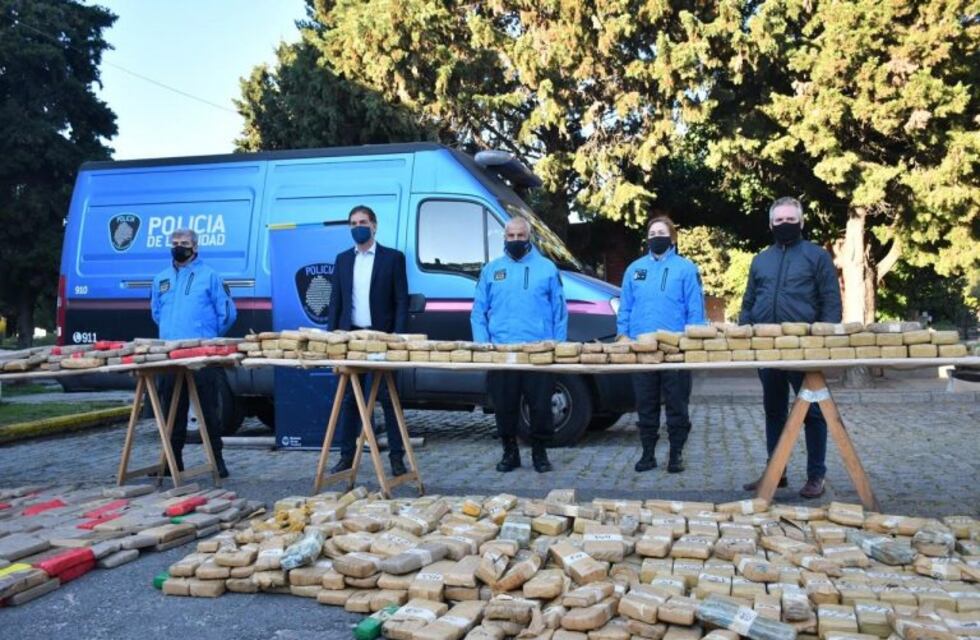 Autoridades porteñas participaron de la quema de más de 2.000 kilos de marihuana