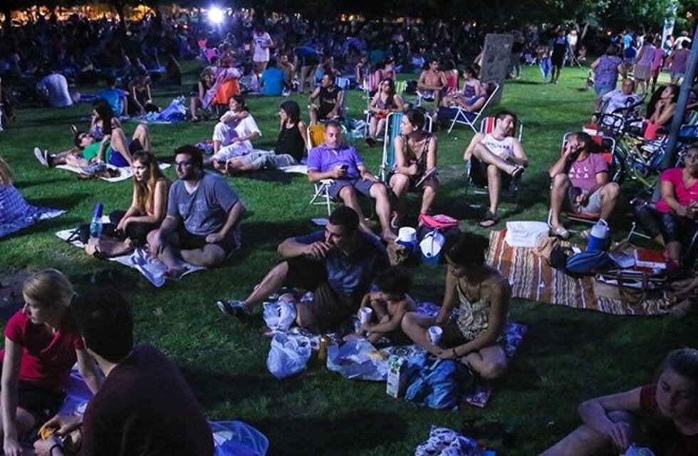 Este jueves disfrutá al aire libre en el picnic nocturno de plaza Argentina