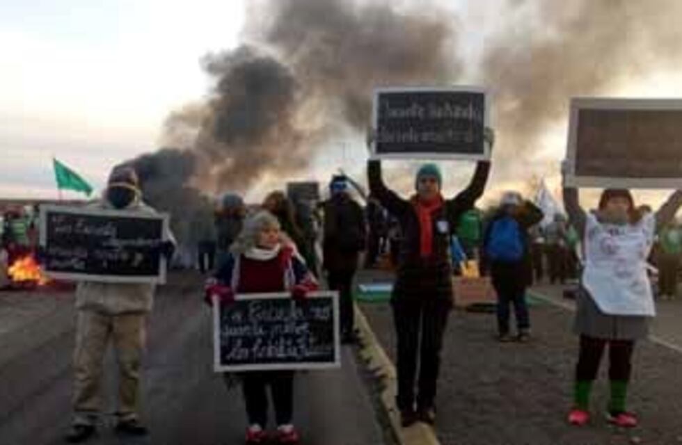 Estatales reclaman y cortan en Arroyo Verde