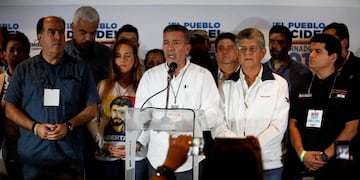 Gerardo Blyde (C), representative of the Venezuelan coalition of opposition parties (MUD), talks to the media during a news conference before the announcement of the results of the nationwide election for new governors, at their headquarters in Caracas, Venezuela October 15, 2017\u002E REUTERS/Carlos Garcia Rawlins
