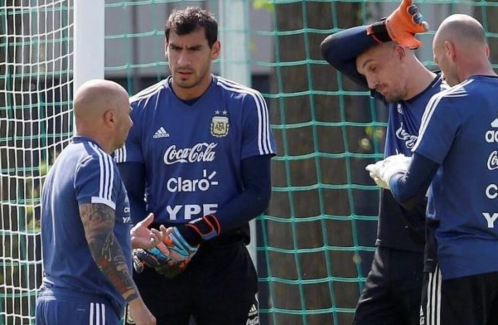 Sampaoli practicó penales y Caballero atajó más que Armani