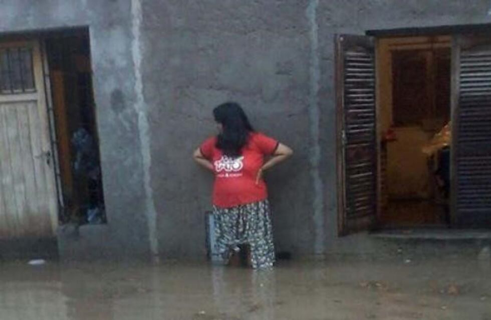 La intensa lluvia que castigó a Santiago causó estragos en algunos barrios