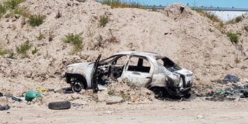 Hallan un cuerpo calcinado en un auto en un descampado