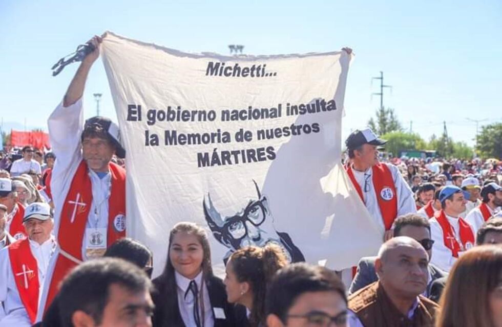 Sancionaron al cura que escrachó a Michetti en la beatificación de los Mártires riojanos