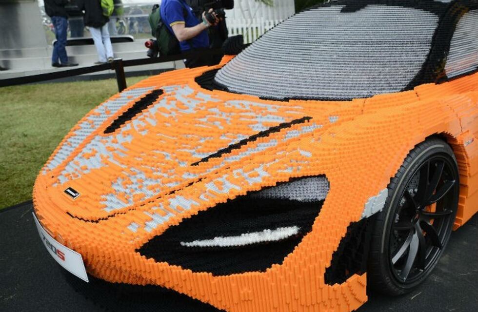 McLaren armó su coupé 720S con ladrillos Lego a escala real