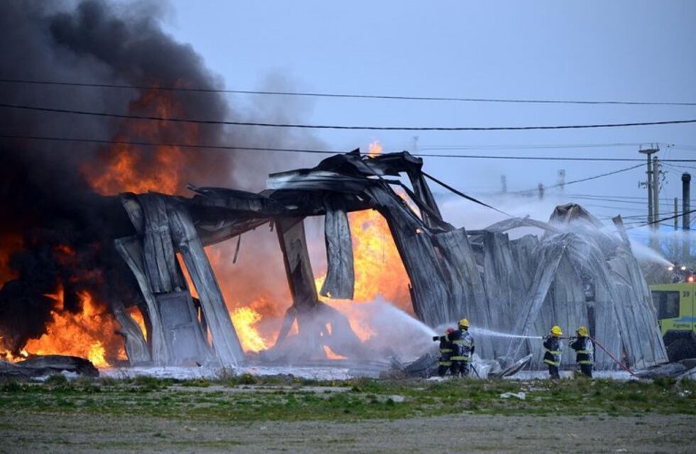 Incendio de fábrica: dos menores de 12 y 13 años de edad serían los responsables