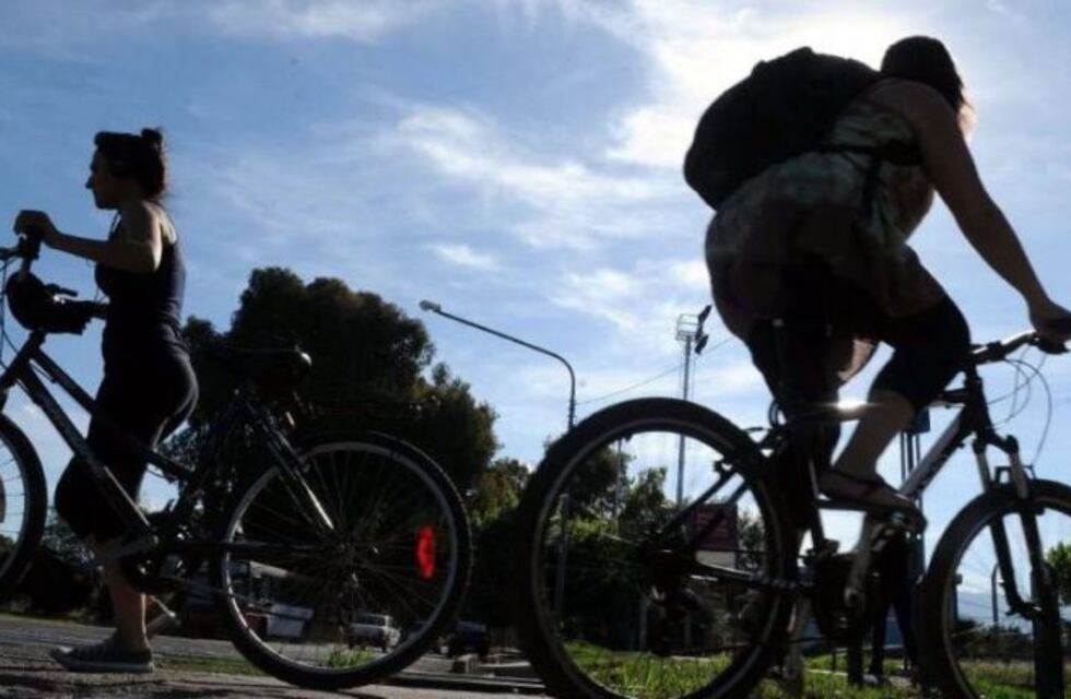 Multaron con $ 14.250 a una jubilada por circular en bicicleta sin casco
